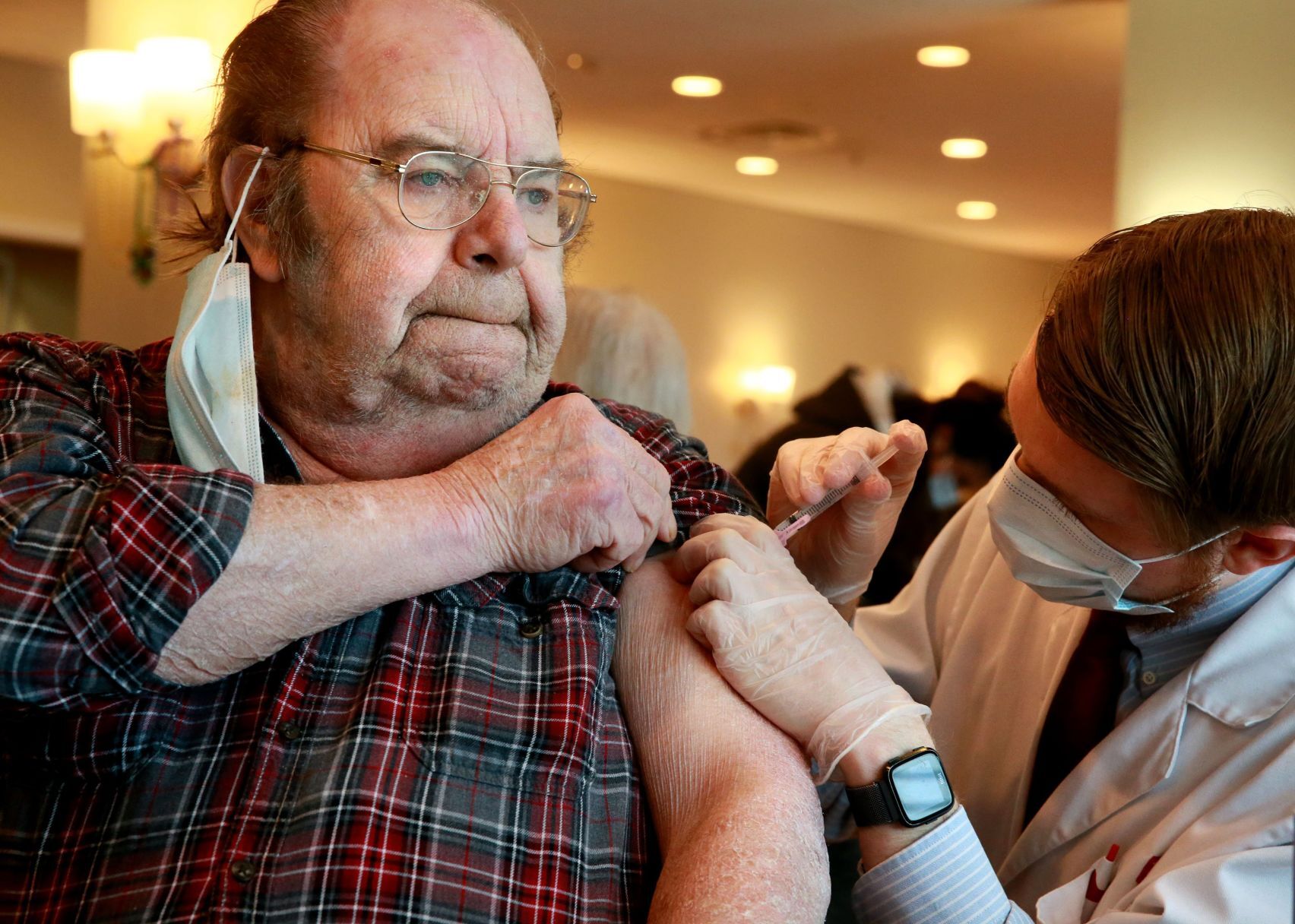 Pharmacies continue COVID-19 vaccine delivery Monday